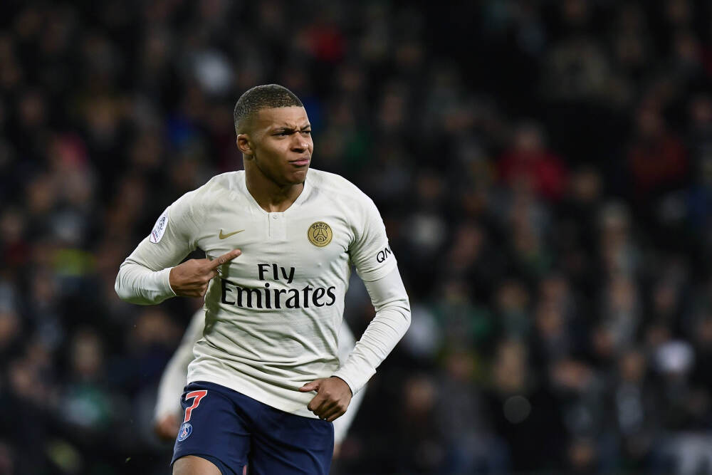 今年流行“灰色阔腿裤”, 怎么搭都时髦